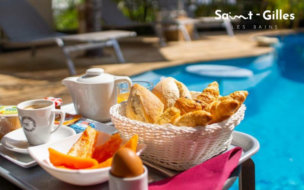 Déjeuner extérieur à l'hôtel Le Kerveguen à Saint-Gilles Les Bains à La Réunion
