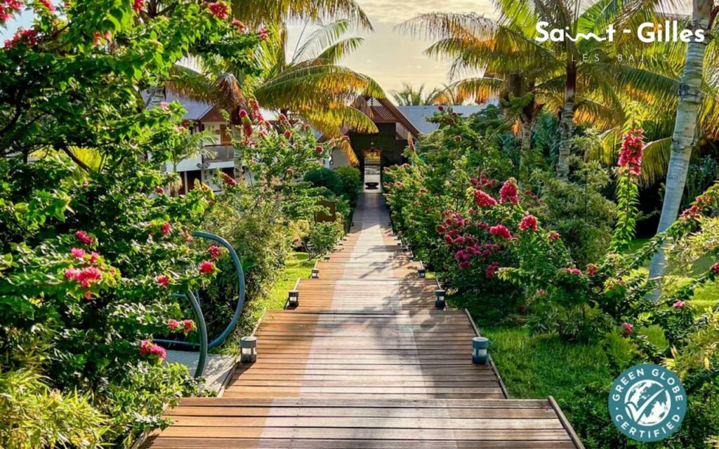 La façade de l'entrée extérieur de l'Akoya Hotel et Spa à La Réunion à Saint-Gilles Les Bains