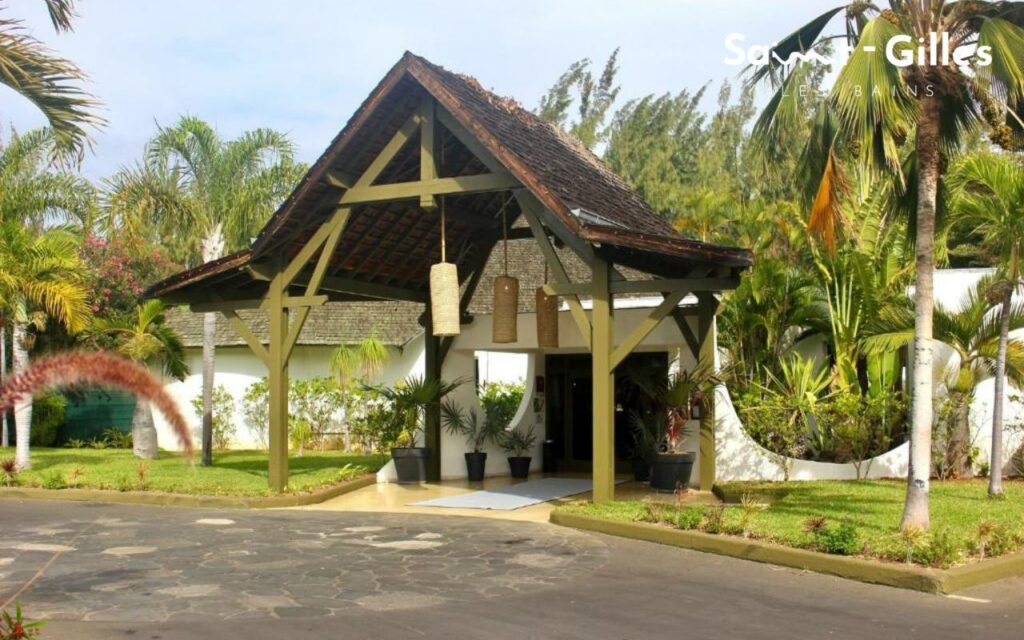 Façade de l'hôtel à Saint-Gilles Les Bains à La Réunion Le Relais de l'Hermitage