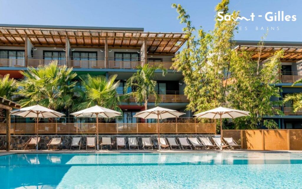 Façade de l'hôtel à Saint-Gilles Les Bains Dina Morgabine à La Réunion