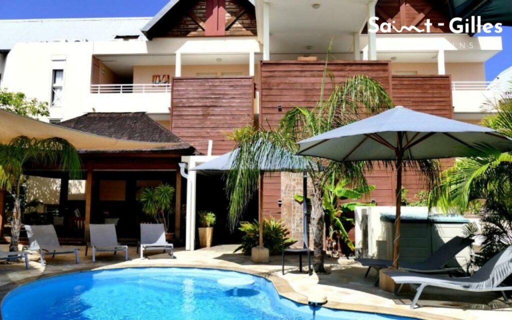 Façade de l'hôtel Le Kerveguen à Saint-Gilles Les Bains à La Réunion