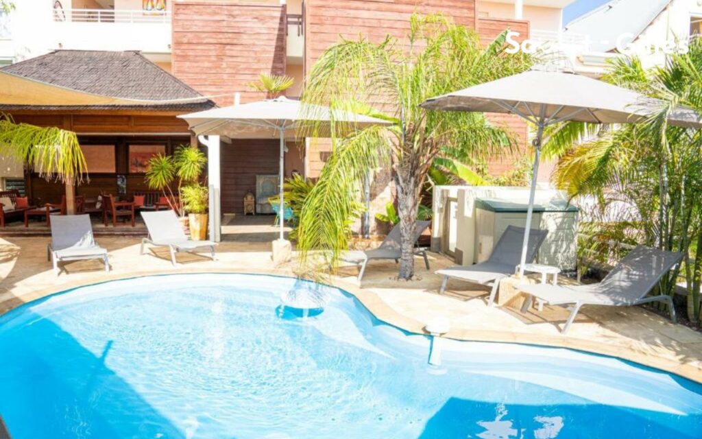 Piscine de l'hôtel Le Kerveguen à Saint-Gilles Les Bains à La Réunion