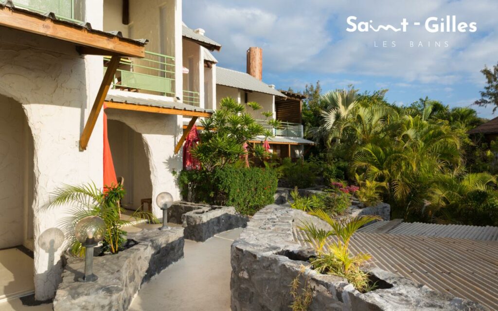 Façade de la résidence Hôtel Les Boucaniers à Saint-Gilles Les Bains à La Réunion