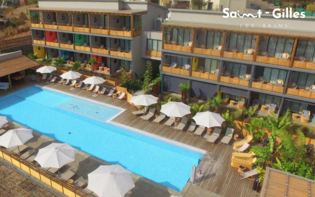 Vue de haut de l'hôtel Dina Morgabine à Saint-Gilles Les Bains à La Réunion