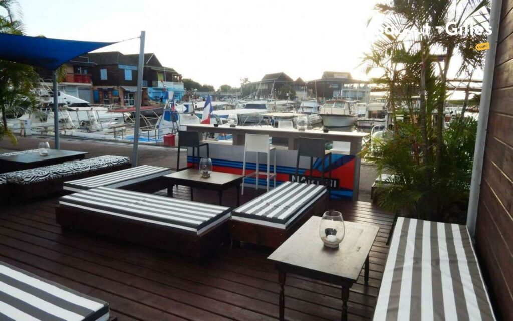 Façade du restaurant Bar à Papa au Port de Plaisance de Saint-Gilles