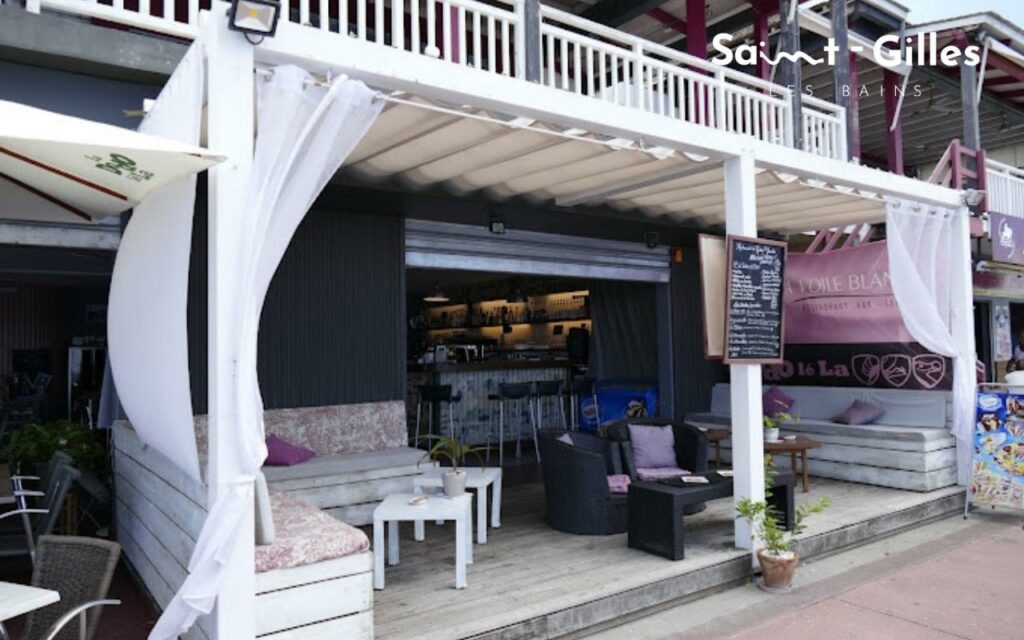 Façade du restaurant La Voile Blanche à Saint-Gilles Les Bains à La Réunion