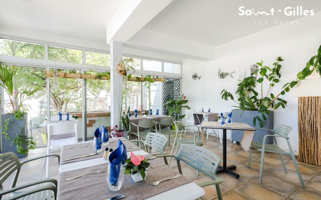 Restaurant intérieur de l'hôtel Le Grand Bleu à Saint-Gilles Les Bains à La Réunion