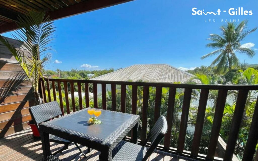 Balcon dans la chambre de l'hôtel Les Bougainvilliers à Saint-Gilles Les Bains à La Réunion