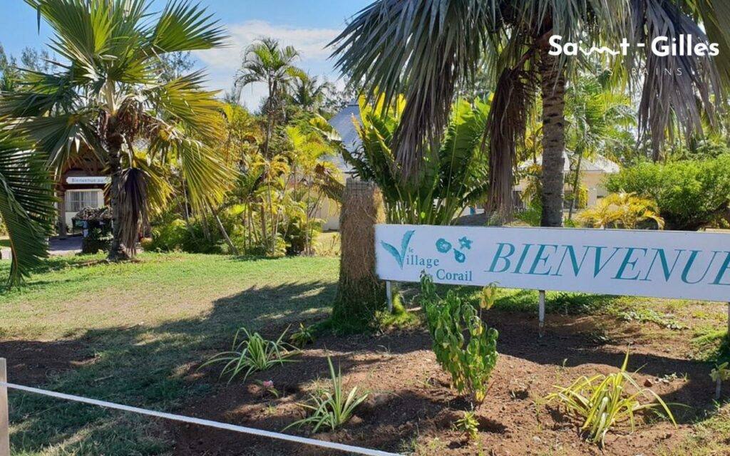 Façade de l'hébergement Le Village de Corail à Saint-Gilles Les Bains à La Réunion