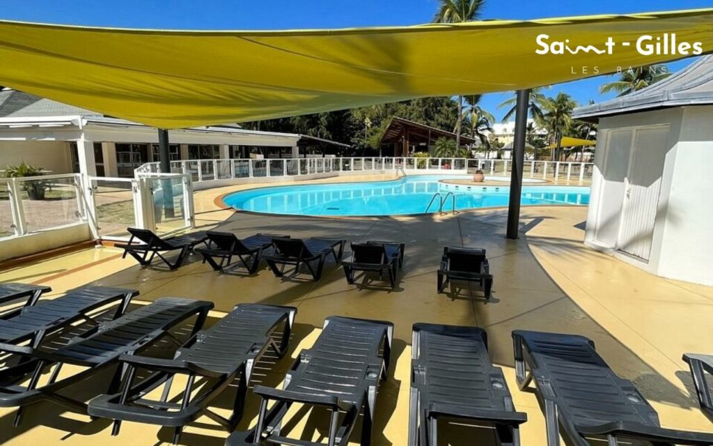 Piscine extérieure de l'hébergement Le Village de Corail à Saint-Gilles Les Bains à La Réunion