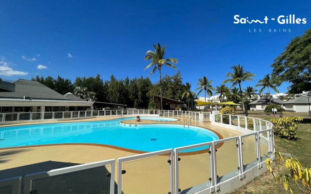 Piscine extérieure de l'hébergement Le Village de Corail à Saint-Gilles Les Bains à La Réunion