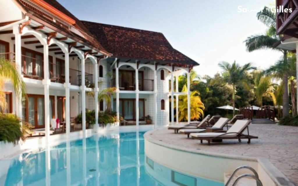 Piscine intérieur de l'hôtel Le Saint-Alexis à Saint-Gilles Les Bains à La Réunion