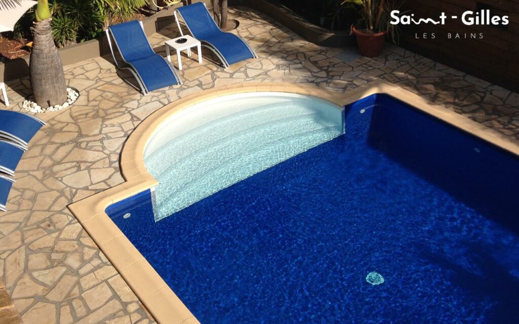Extérieur de l'hôtel avec vue de la piscine à Ylang-Ylang à La Réunion à Saint-Gilles Les Bains La Réunion