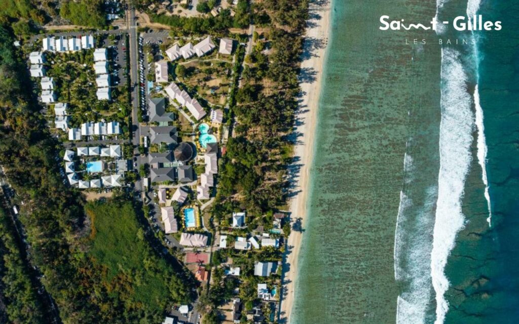 Vue de haut de l'hôtel Les Créoles à Saint-Gilles Les Bains