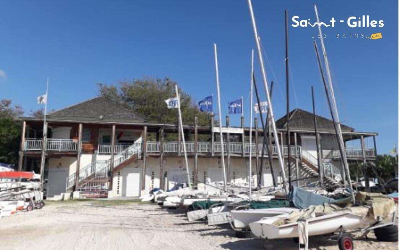 Façade de la Base Nautique de l'Ouest à Saint-Gilles Les Bains