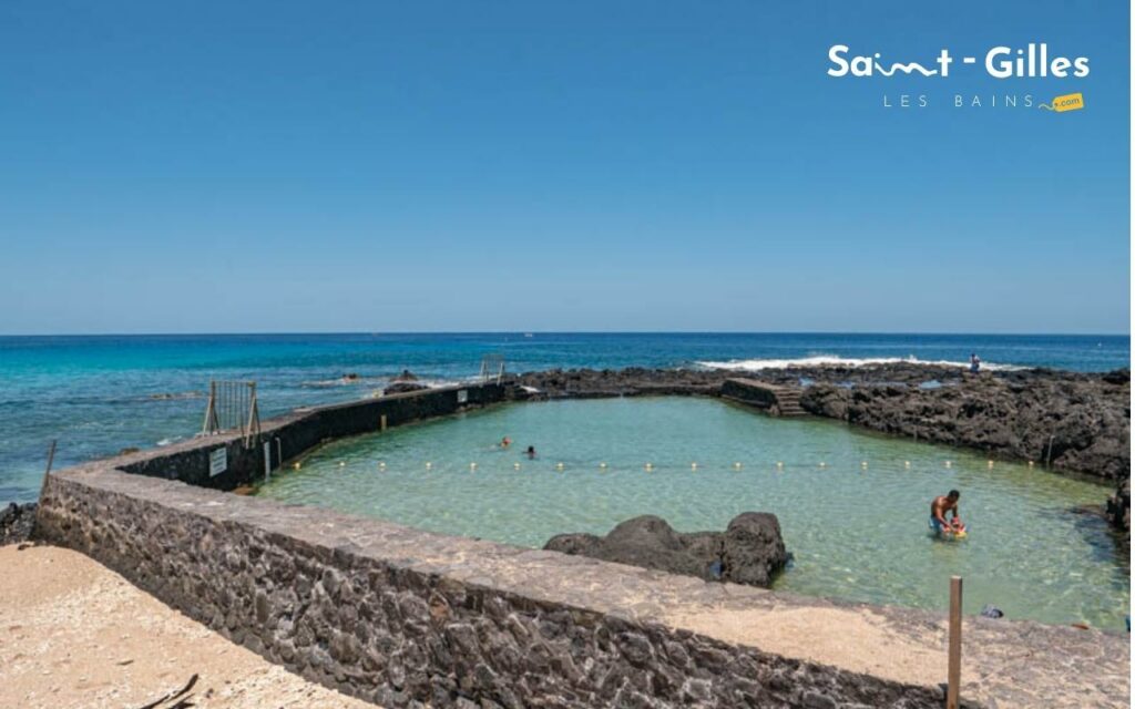 Piscine naturelle de Saint-Gilles Les Bains à La Réunion avec la mer, plage de Boucan Canot