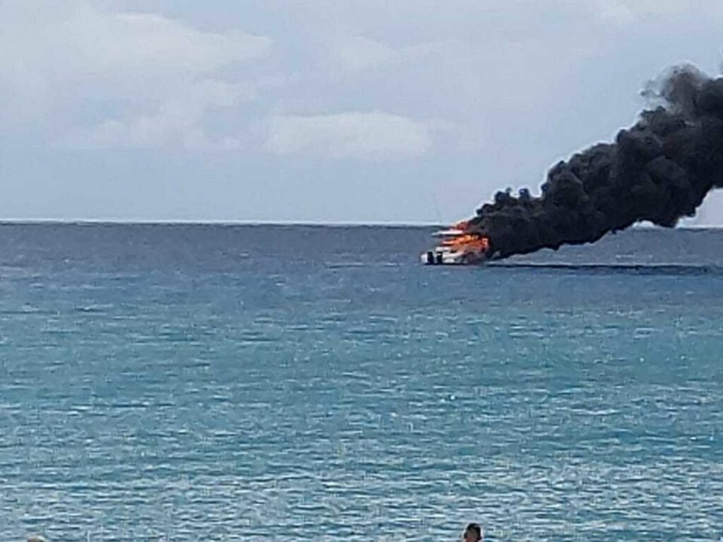 bateau en feu Saint Gilles 974