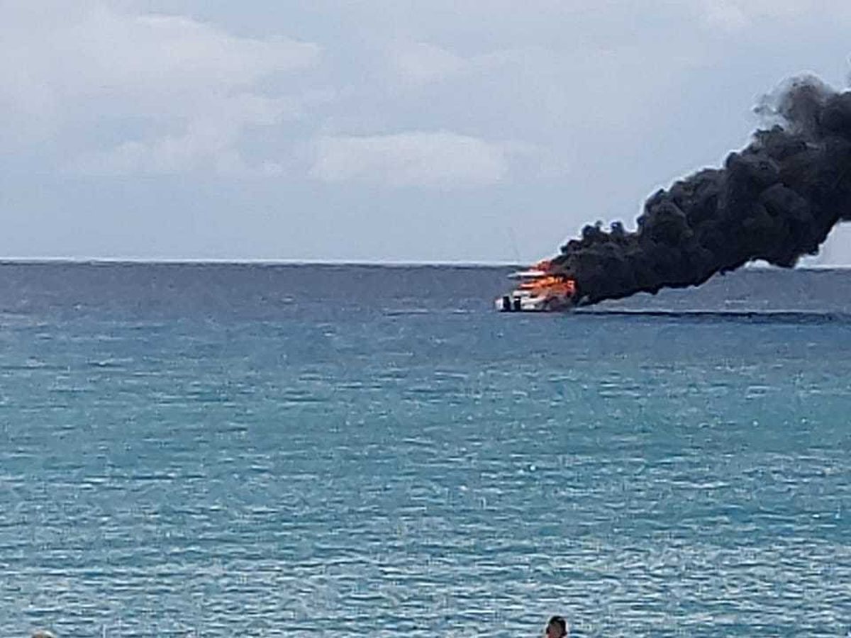 bateau en feu Saint Gilles 974