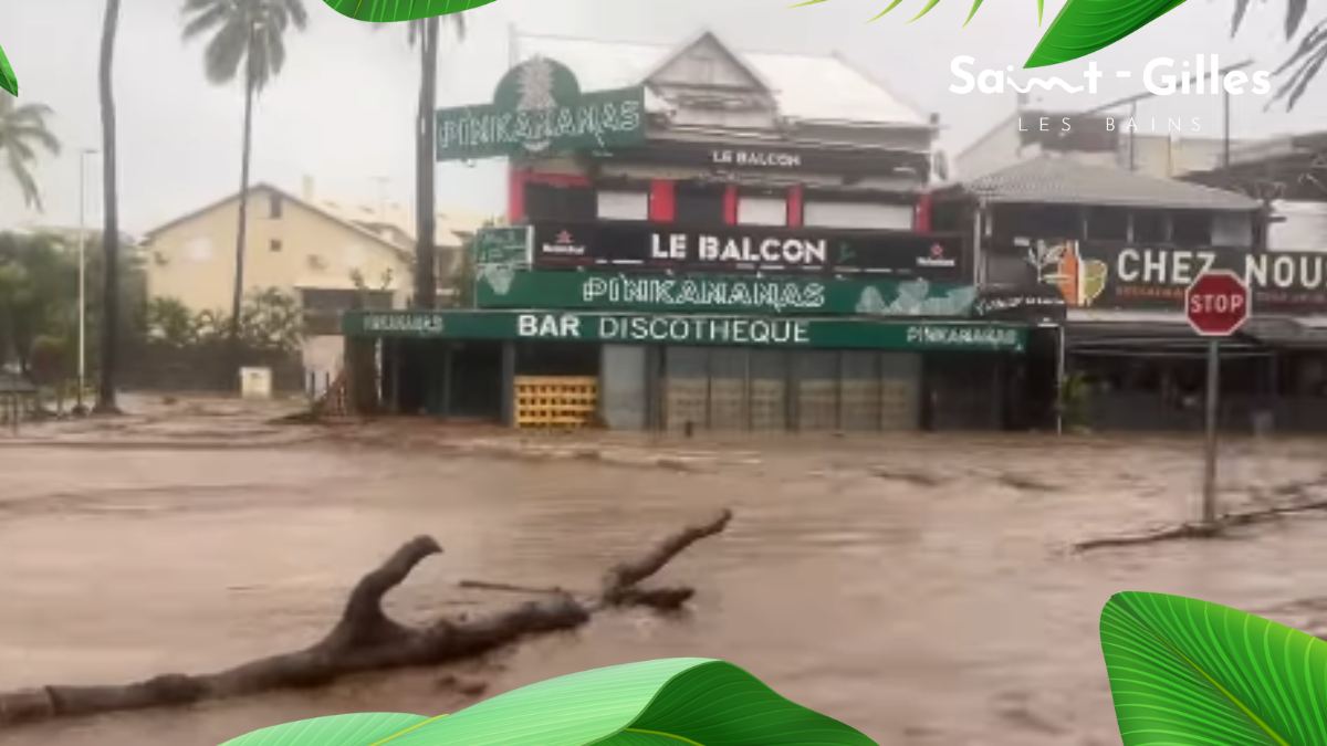 Saint-Gilles les Bains inondé après le passage de Garance